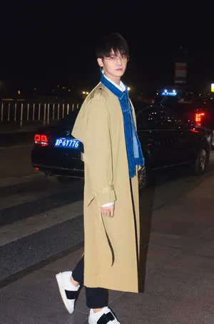 赵志伟休闲帅气夜拍写真图片
