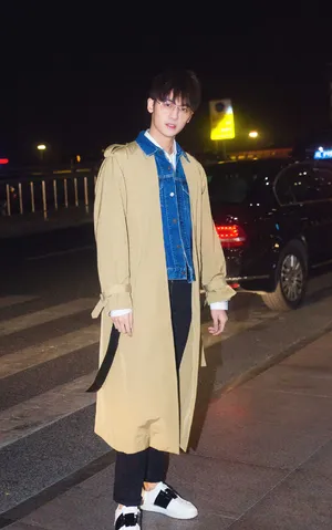 赵志伟休闲帅气夜拍写真图片_2