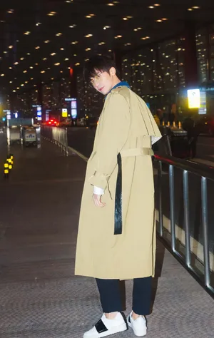 赵志伟休闲帅气夜拍写真图片_4