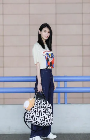 奚梦瑶休闲率性机场照图片