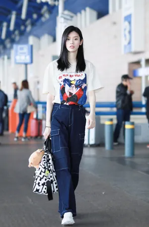 奚梦瑶休闲率性机场照图片_3
