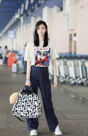 奚梦瑶休闲率性机场照图片_4