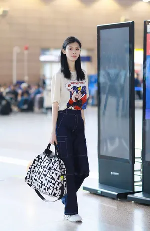 奚梦瑶休闲率性机场照图片_5
