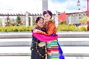 angelababy西藏公益活动照图片_3