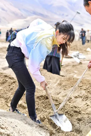 angelababy西藏公益活动照图片_8