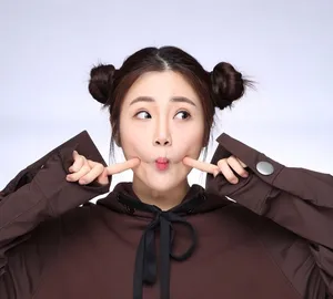 张可盈清甜搞笑写真照图片_3