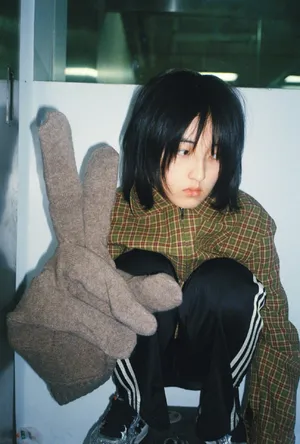 张子枫居家俏皮私服照图片_2