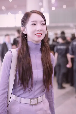 孟美岐潇洒干练机场街拍图片_3