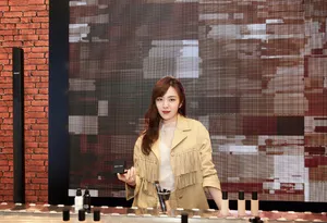 王晓晨酷美养眼活动照图片