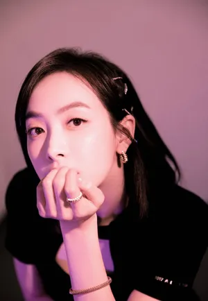 宋茜黑色T恤性感时尚写真图片