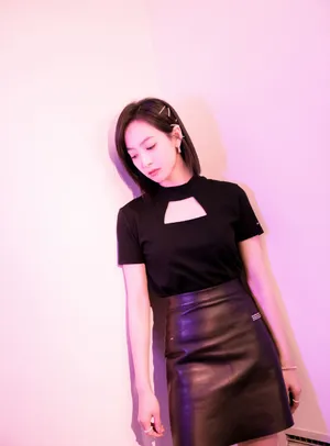 宋茜黑色T恤性感时尚写真图片_4