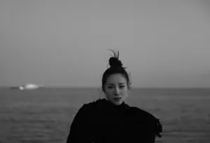 江一燕黑色吊带裙性感图片