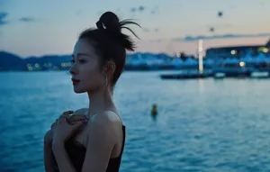 江一燕黑色吊带裙性感图片_3