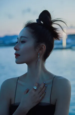江一燕黑色吊带裙性感图片_4