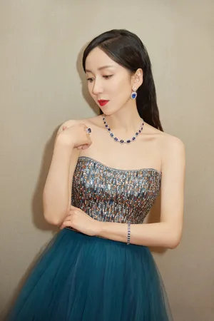 娄艺潇性感优雅活动图片
