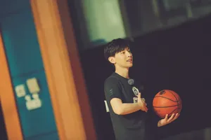 邓伦清爽活力写真图片_3