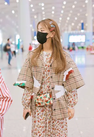 杨超越清新少女风机场街拍图片_4