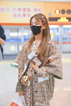 杨超越清新少女风机场街拍图片_5