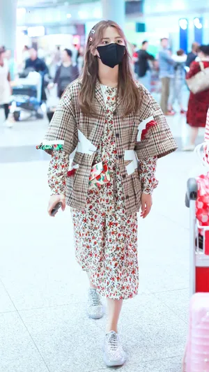 杨超越清新少女风机场街拍图片_6