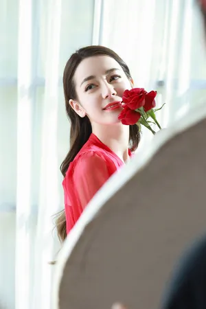 迪丽热巴美艳红裙花絮照图片_3