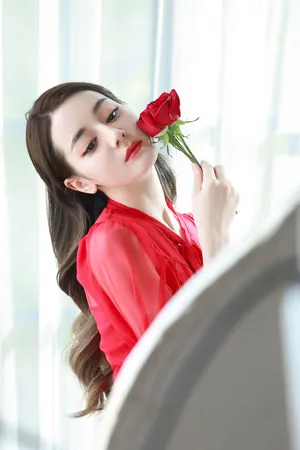 迪丽热巴美艳红裙花絮照图片_4