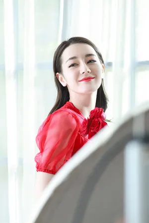 迪丽热巴美艳红裙花絮照图片_5