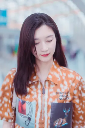 江疏影俏皮私服街拍图片