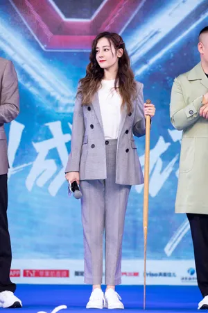 迪丽热巴《极限挑战》发布会酷甜图片_4