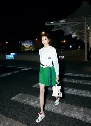关晓彤青春活力街拍图片