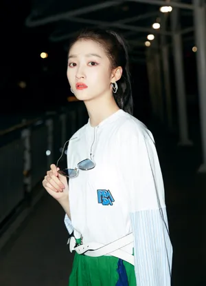 关晓彤青春活力街拍图片_3