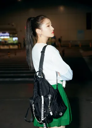 关晓彤青春活力街拍图片_4