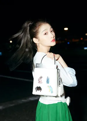 关晓彤青春活力街拍图片_7