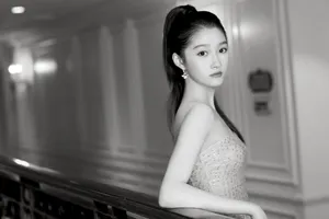 关晓彤裸色纱裙甜美写真图片
