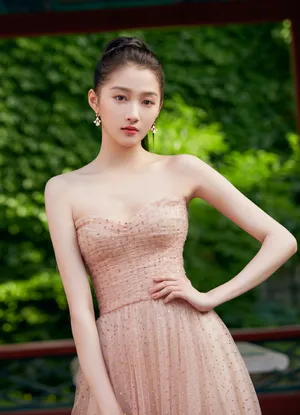 关晓彤裸色纱裙甜美写真图片_8
