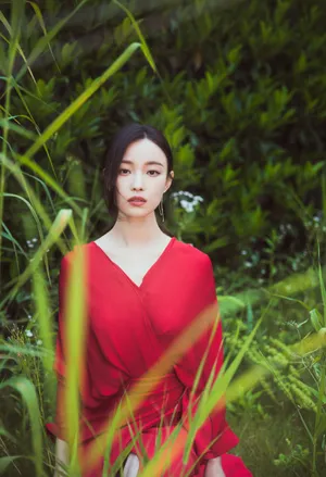 倪妮红色长裙优雅性感写真图片_3