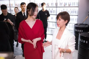倪妮红色长裙优雅性感写真图片_5