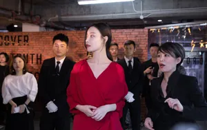 倪妮红色长裙优雅性感写真图片_7