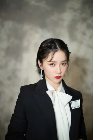 阚清子知性干练西装写真图片_4
