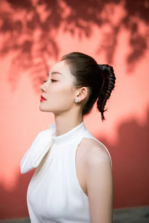 苗苗亚洲影视周简洁优雅写真图片_1