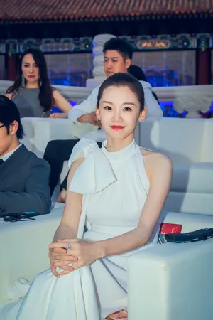 苗苗亚洲影视周简洁优雅写真图片_5