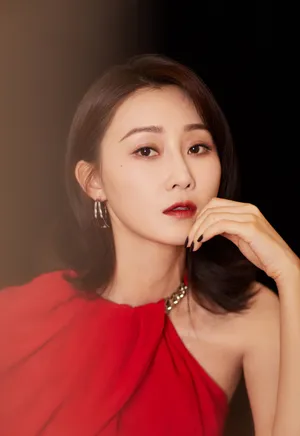 林鹏红裙性感迷人写真图片_3