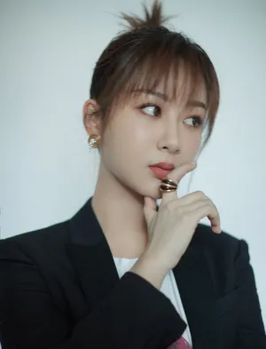 杨紫亚洲影视周干练气质写真图片_2