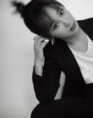 杨紫亚洲影视周干练气质写真图片_3