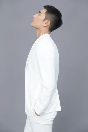 杨洋清爽短发帅气写真图片