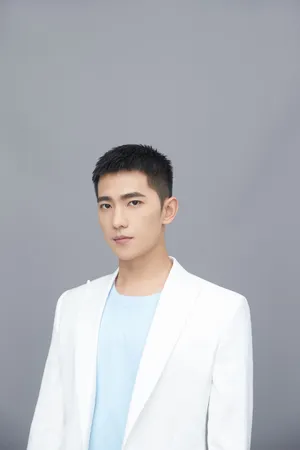 杨洋清爽短发帅气写真图片_3