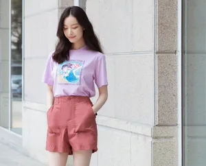 倪妮粉嫩清新街拍写真图片