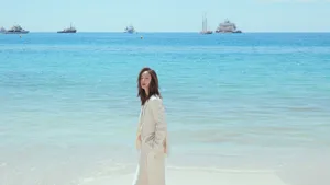 江一燕夏日清新海边写真图片