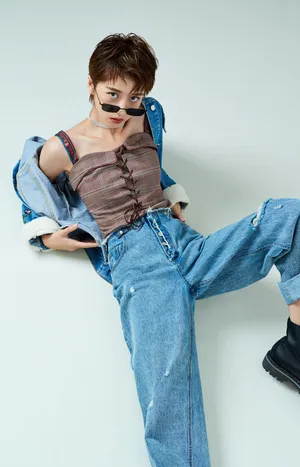 李凯馨酷美养眼时尚写真图片
