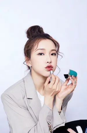 黄一琳甜美养眼代言写真图片_4