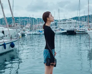 古力娜扎戛纳雨后街拍图片_2
